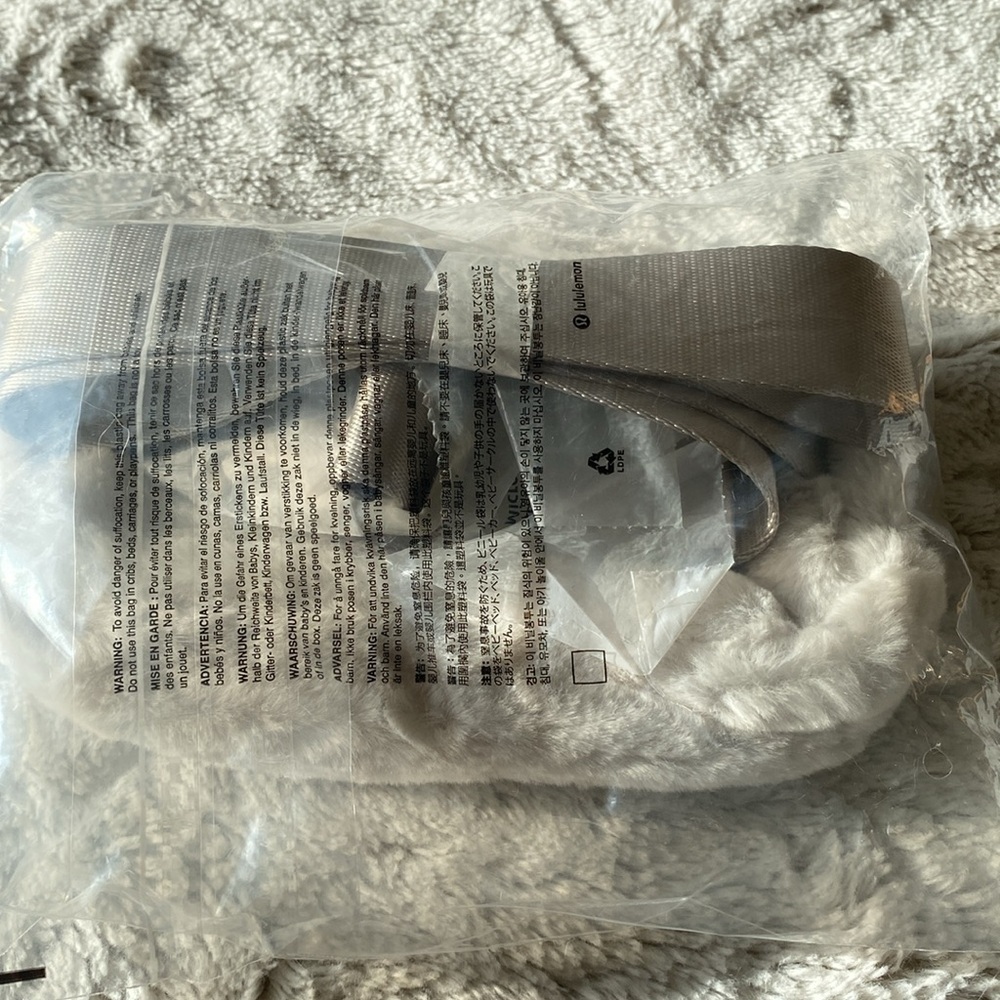 Lululemon 1L Everywhere Belt Bag Plush Fleece Bone/Silver - Picture 4 of 6
